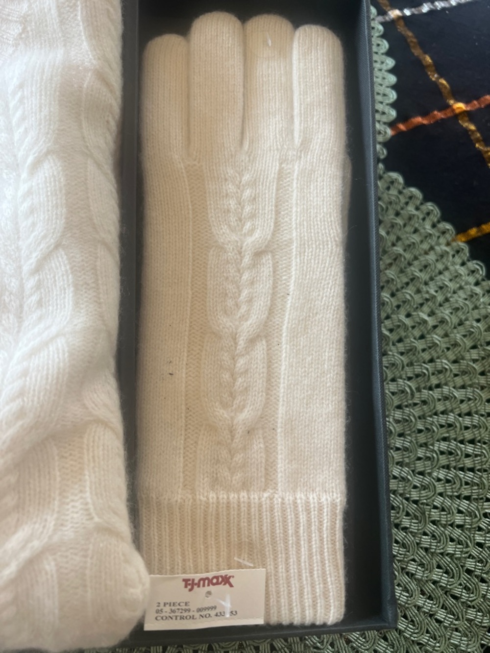 NWT 100%  TAHARI Cream Cable-Knit Crewneck Cashmere Sweater with Glove box set. - Picture 6 of 8